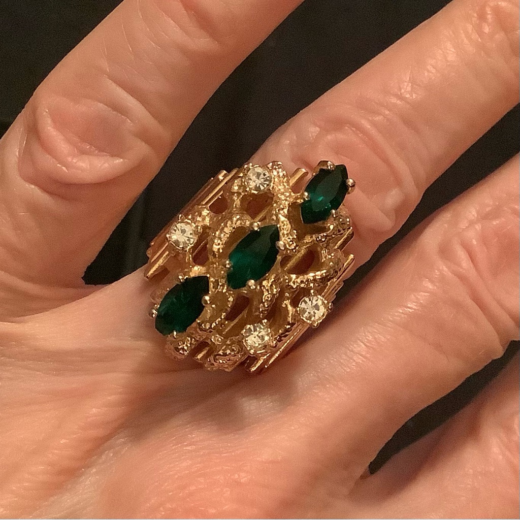 18 Kt HGE Cocktail Ring Size 6